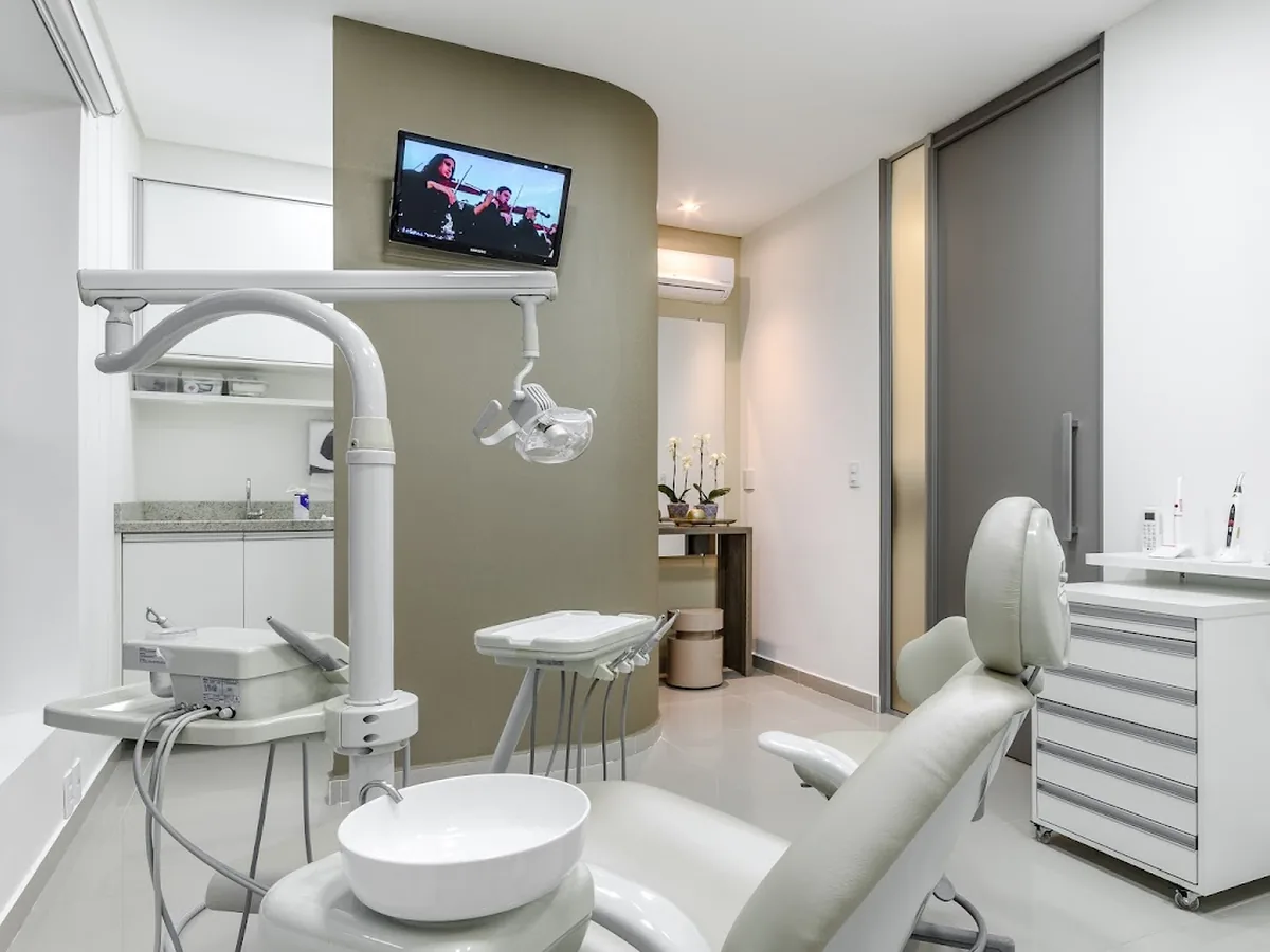 Clínica Odontológica Dra. Lia Alves — dentista em Jardim Aquarius, São José dos Campos