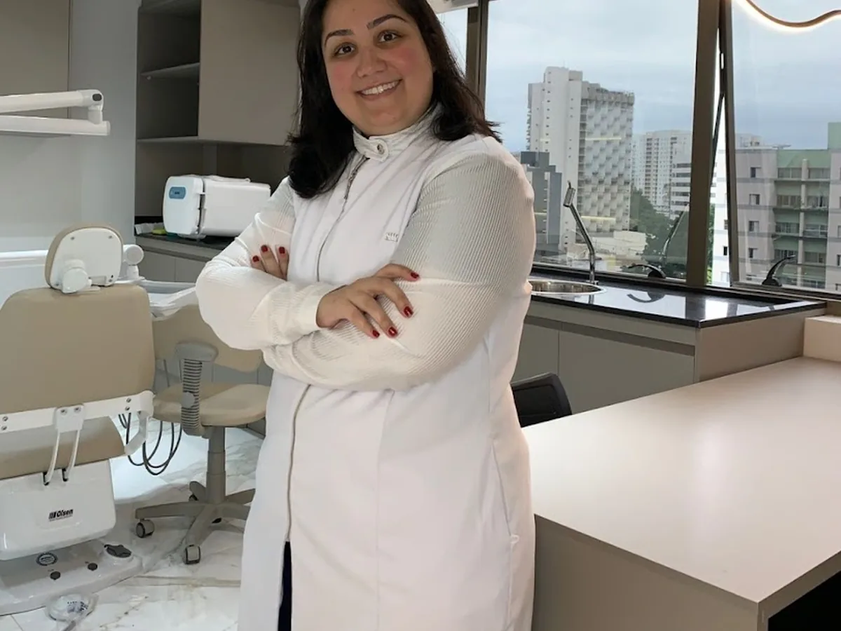 Dra. Carolina Silverio Costa — dentista em Jardim Oswaldo Cruz, São José dos Campos