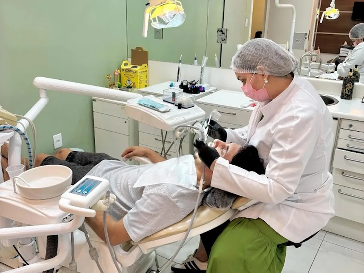 Dra Gisele Schott — dentista em Jardim Augusta, São José dos Campos