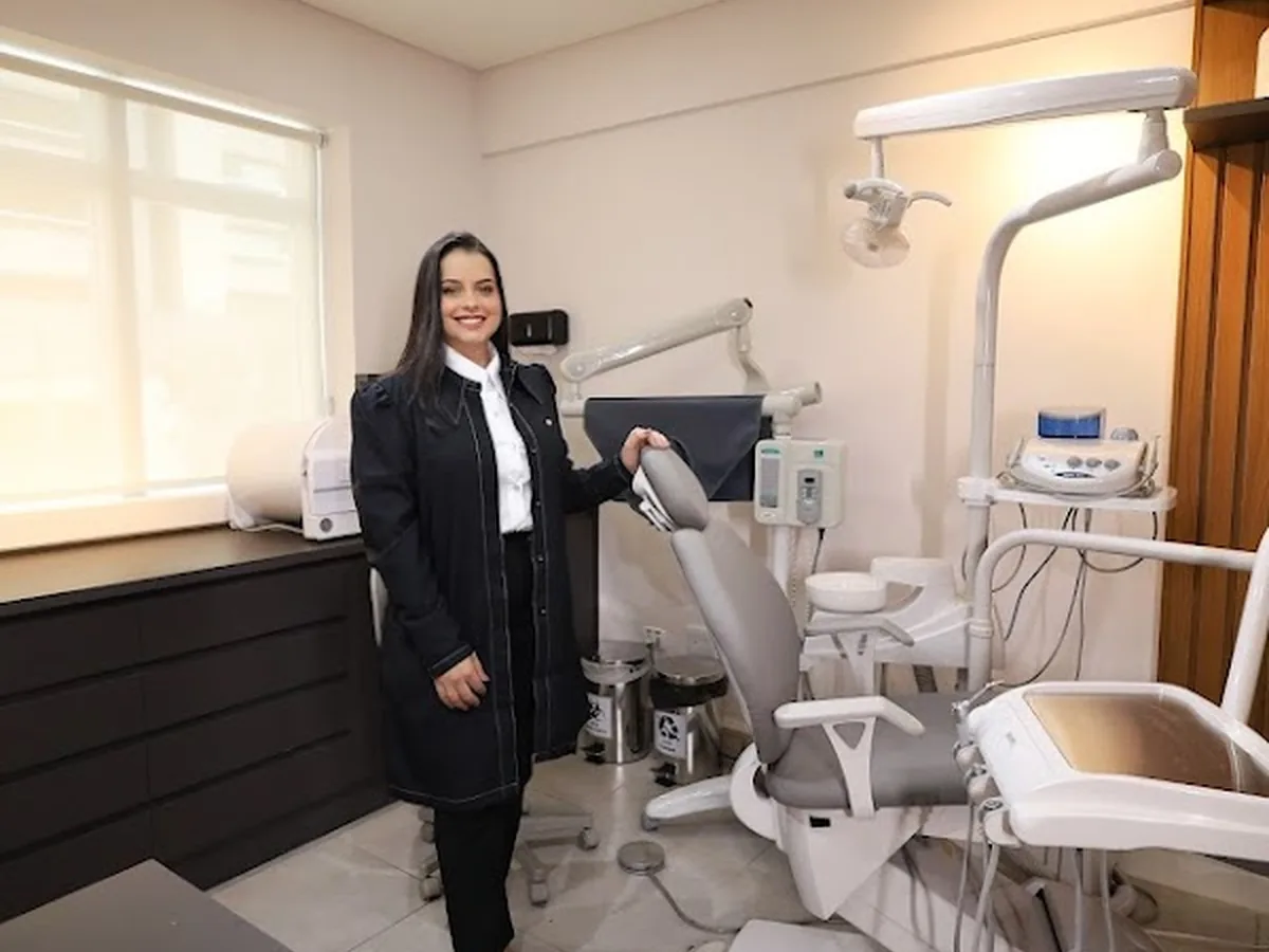 Dra. Isabella de Sá Teixeira Siqueira — dentista em Jardim Aquarius, São José dos Campos