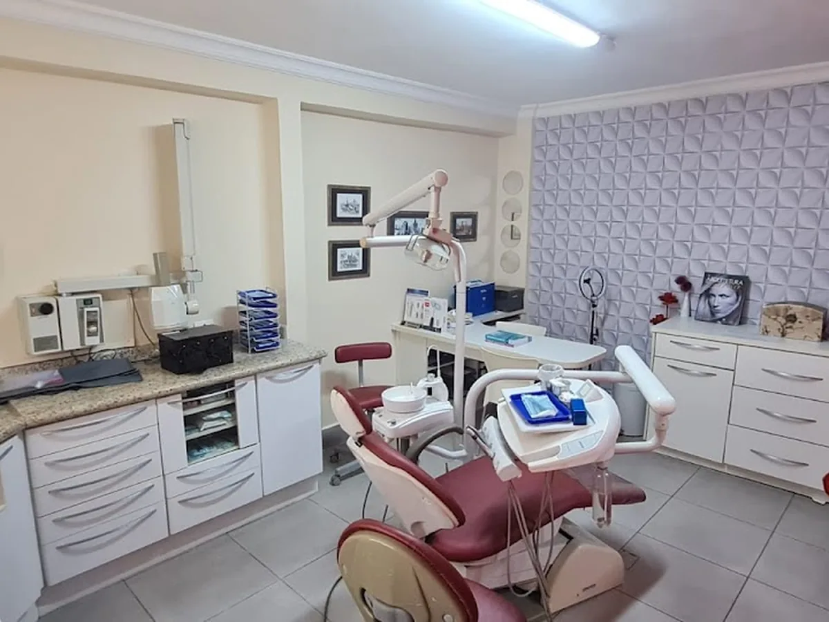 Dra Melani Guedes — dentista em Jardim Satélite, São José dos Campos